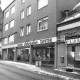 Stadtarchiv Neustadt a. Rbge., ARH Slg. Bartling 679, Marktstraße 2: Firma Heinemann und Schrader, Farben, Tapeten, Gardinen (rechts daneben: Hähnchen-Klause)