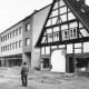 ARH Slg. Bartling 780, Windmühlenstraße 20-21, Sanierung der Straße, Blick über die Baustelle nach Südwesten auf Leffmann (später: Matheja) Herrenmoden (im Bau befindlich) und Handwerkerbedarf Ch. Ciesla (Fachwerkbau), Neustadt a. Rbge.
