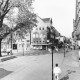 Stadtarchiv Neustadt a. Rbge., ARH Slg. Bartling 790, Marktplatz nach der Sanierung, Blick nach Westen von der Rathaustreppe auf die Ratsapotheke, Neustadt a. Rbge.