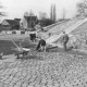 Stadtarchiv Neustadt a. Rbge., ARH Slg. Bartling 804, Erichsberg, Pflasterung des Vorplatzes, Bau der Treppe, Neustadt a. Rbge.