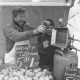 Stadtarchiv Neustadt a. Rbge., ARH Slg. Bartling 819, Verkauf von Zitrusfrüchten am Marktstand, Neustadt a. Rbge.