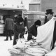Stadtarchiv Neustadt a. Rbge., ARH Slg. Bartling 823, Verkauf von Decken am Grabbeltisch auf dem Wochenmarkt am "Wallmarkt", Neustadt a. Rbge.