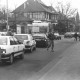 Stadtarchiv Neustadt a. Rbge., ARH Slg. Bartling 840, Wunstorfer Straße, Blick über die stark befahrene Straße nach Süden auf die Villa Canenbley, Neustadt a. Rbge.
