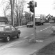 Stadtarchiv Neustadt a. Rbge., ARH Slg. Bartling 842, Hannoversche Straße, Blick von der Einmündung der Suttorfer Straße über die stark befahrene Straße nach Westen auf die Löwenbrücke und das Amtsgerichtsgebäude, Neustadt a. Rbge.