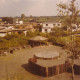 Stadtarchiv Neustadt a. Rbge., ARH Slg. Bartling 867, Silbernkamp, Spielplatz an der Albert-Schweitzer-Straße, Blick vom Berg auf den Sandkasten, Neustadt a. Rbge.