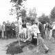 Stadtarchiv Neustadt a. Rbge., ARH Slg. Bartling 880, Baum-Pflanzung durch die Neue Heimat im Beisein der Öffentlichkeit, Neustadt a. Rbge.