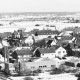 Stadtarchiv Neustadt a. Rbge., ARH Slg. Bartling 889, Gemeindezentrum der evangelischen Johannes-Kirchengemeinde und Umgebung, leicht verschneit, Blick vom Hochhaus an der Schubertstraße nach Norden, Neustadt a. Rbge.
