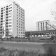 Stadtarchiv Neustadt a. Rbge., ARH Slg. Bartling 890, Hochhäuser an der Siemensstraße 62 und an der Schubertstraße 4, dazwischen Reihenhäuser, Blick von der Siemensstraße nach Norden, Neustadt a. Rbge.