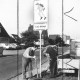 Stadtarchiv Neustadt a. Rbge., ARH Slg. Bartling 898, Landwehr 54, Aufstellung eines Warnschildes für Autofahrer ("Schul-Anfänger") vor der Einmündung der Straße Ahnsförth, Neustadt a. Rbge.