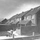 Stadtarchiv Neustadt a. Rbge., ARH Slg. Bartling 899, Reihenhäuser im Mies-van-der-Rohe-Weg, Neustadt a. Rbge.