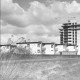 Stadtarchiv Neustadt a. Rbge., ARH Slg. Bartling 908, Schubertstraße (östliche Straßenseite), Siemensstraße 62 (Hochhaus vor der Fertigstellung), Neustadt a. Rbge.