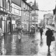 Stadtarchiv Neustadt a. Rbge., ARH Slg. Bartling 953, Marktstraße 30, vorweihnachtlich geschmückte Straße im Regen, Blick nach Westen, Neustadt a. Rbge.