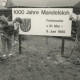 Stadtarchiv Neustadt a. Rbge., ARH Slg. Bartling 1013, Aufstellung eines Werbeschildes zur Festwoche "1000 Jahre Mandelsloh 31. Mai - 9. Juni 1985", Neustadt a. Rbge.