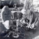 Stadtarchiv Neustadt a. Rbge., ARH Slg. Bartling 1048, Gedenkfeier für den Lehrer und Heimatdichter Heinrich Schulze-Lohhof (1889-1956), Kranzniederlegung durch Bürgermeister Henry Hahn, Büren