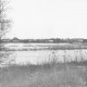 Stadtarchiv Neustadt a. Rbge., ARH Slg. Bartling 1068, Leinehochwasser im Spätherbst, Blick vom östlichen Ufer nach Westen, am gegenüberliegenden Ufer die Häuser des Silbernkamps, Neustadt a. Rbge.
