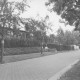 Stadtarchiv Neustadt a. Rbge., ARH Slg. Bartling 1074, Apfelbäume vor dem Haus Apfelallee 23 mit am Baumstamm befestigter amtlicher Bekanntmachung, Neustadt a. Rbge.