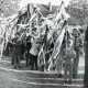 ARH Slg. Bartling 1153, Schulkinder, die mit Bändern geschmückte Stangen hochhalten, beim Ernteumzug, auf den Start wartend, Borstel