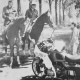 Stadtarchiv Neustadt a. Rbge., ARH Slg. Bartling 1161, Weißer Berg am Himmelfahrtstag (?), zwei berittene Polizisten unterhalten sich mit einem am Straßenrand neben seinem Motorrad (BMW R 65) stehenden Polizisten, Steinhuder Meer, Neustadt a. Rbge.
