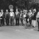 Stadtarchiv Neustadt a. Rbge., ARH Slg. Bartling 1163, Der Bauausschuss des Rates der Stadt Neustadt a. Rbge. besichtigt das Nordufer am Holunderweg, Vortrag des Ratsmitglieds Gerald Hilker (links) vor den umstehenden  Mitgliedern (rechts Bürgermeister Henry Hahn mit Mütze), Steinhuder Meer