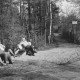Stadtarchiv Neustadt a. Rbge., ARH Slg. Bartling 1194, Nordufer, Uferweg, 5 Personen auf 2 Ruhebänken sitzend, die Sonnenstrahlen genießend, rechts ein geöffnetes Holztor mit geschwungenem Balkensturz und ein vom Uferweg abgehender Privatweg, Steinhuder Meer