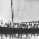 Stadtarchiv Neustadt a. Rbge., ARH Slg. Bartling 1206, Nordufer, Neustädter Schützen im Auswanderer vor dem Ablegen am Steg, Steinhuder Meer