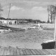 Stadtarchiv Neustadt a. Rbge., ARH Slg. Bartling 1222, Nordufer, Campingplatz Mardorf, Café Seestern, Segelboot auf dem Trailer am Seeufer vor dem Einsatz ins Wasser, Steinhuder Meer
