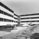 Stadtarchiv Neustadt a. Rbge., ARH Slg. Bartling 1237, Nordufer, bis auf die Außenanlage fertig gestellter Neubau von Appartments, Rückseite, Rote-Kreuz-Straße 33 (Bau 1970 begonnen), Steinhuder Meer, Mardorf