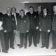 Stadtarchiv Neustadt a. Rbge., ARH Slg. Bartling 1250, Gruppenbild mit acht verdienten Feuerwehrleuten in Uniform (einer in Zivil), Borstel