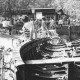 ARH Slg. Bartling 1267, Nordufer, Gaststätte Alte Moorhütte, Blick über ein ausgedientes, stark beschädigtes Boot mit sichtbaren Spanten auf die Seeseite der Gaststätte; auf dem Weg viele Fußgänger und Radfahrer, Steinhuder Meer