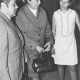 Stadtarchiv Neustadt a. Rbge., ARH Slg. Bartling 1285, Besuch der Freifrau von Knigge (Mitte) in Begleitung von Dr. Gottfried Motzheim (li.) und einer jungen Frau im Therapiezentrum des DRK, Mardorf