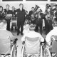 Stadtarchiv Neustadt a. Rbge., ARH Slg. Bartling 1294, Feuerwehrkapelle spielt auf zur Weihnachtszeit, gesamtes Blasorchester, davor vier Zuhörer im Rollstuhl im Therapiezentrum des DRK, Mardorf