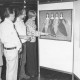 ARH Slg. Bartling 1344, Die Künstlerin Iréne Rienäcker aus Neustadt stellt ihre Batikarbeiten vier Personen vor, Neustadt a. Rbge.