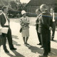 ARH Slg. Bartling 1364, "Unser Dorf soll schöner werden" Gutachterausschuss bei der Ortsbegehung, darunter Oberkreisdirektor Hans Meier (2. v. l.), Mandesloh