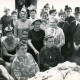 Stadtarchiv Neustadt a. Rbge., ARH Slg. Bartling 1369, Altenclub, Gruppenfoto der mit Hütchen geschmückten Teilnehmerinnen einer Karnevalsfeier mit Kaffeetrinken im Gasthaus Küster (ein einziger Mann), Mandelsloh