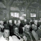 Stadtarchiv Neustadt a. Rbge., ARH Slg. Bartling 1385, Mitgliederversammlung der DRK-Rettungswache Neustadt a. Rbge. an Kaffeetafel sitzend in der Zehntscheune, Amedorf