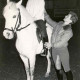 Stadtarchiv Neustadt a. Rbge., ARH Slg. Bartling 1400, Reitverein Mandelsloh & Umgebung, junge Frau auf einem Schimmel sitzend bei einem Reitlehrgang von Anke Quirling