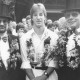 Stadtarchiv Neustadt a. Rbge., ARH Slg. Bartling 1426, Die Gewinner des Schützenfestes 1989 mit umgehängten Blumenkränzen; in der Mitte der Jugend-Schützenkönig, Neustadt a. Rbge.
