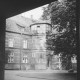 ARH Slg. Bartling 1525, Schlosshof, Blick vom Eingang zum Katharinensaal an der belaubten Kastanie vorbei auf den nördlichen Eckturm, Neustadt a. Rbge.