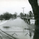 Stadtarchiv Neustadt a. Rbge., ARH Slg. Bartling 1557, Leine-Hochwasser am Fährhaus, zwei Männer auf dem Steg, Bordenau