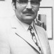 Stadtarchiv Neustadt a. Rbge., ARH Slg. Bartling 1619, Kreisdirektor des Landkreises Neustadt a. Rbge. Wolfgang Kunze (mit der Wahrnehmung der Geschäfte des OKD beauftragt 1971-1974), über ihm an der Wand das Wappen des Landkreises, Neustadt a. Rbge.