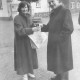 Stadtarchiv Neustadt a. Rbge., ARH Slg. Bartling 1678, Landrat Eberhard Wicke (CDU) bei der Straßensammlung für die Kriegsgräberfürsorge in der Marktstraße mit Sammelbüchse vor einer Spenderin stehend, Neustadt a. Rbge.