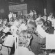 Stadtarchiv Neustadt a. Rbge., ARH Slg. Bartling 1766, Schüler-Sinfonieorchester spielt unter der Leitung von N. N. im Saal des Freizeitzentrums, Blick über die Köpfe der Mitwirkenden auf den Dirigenten, Neustadt a. Rbge.