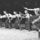 ARH Slg. Bartling 1781, Aufführung einer Volkstanzgruppe aus Russland in Nationaltracht auf der Bühne der Aula des Gymnasiums, Neustadt a. Rbge.