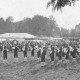 Stadtarchiv Neustadt a. Rbge., ARH Slg. Bartling 1828, Fest der Werbegemeinschaft Neustadt a. Rbge. mit Spielmannszügen auf dem Amtswerder, im Vordergrund der spielende Fanfarenzug der Neustädter Sportschützen "Robin Hood" von hinten, Blick nach Südwesten auf das Schloss und das Amtsgericht, Neustadt a. Rbge.