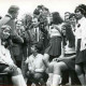 Stadtarchiv Neustadt a. Rbge., ARH Slg. Bartling 1876, Erntefest in Bordenau, Gruppe von älteren Männern in Schützenuniform, die Schnaps verteilen an Gruppe von jungen Frauen mit Stirnband, Bordenau