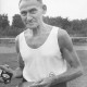 Stadtarchiv Neustadt a. Rbge., ARH Slg. Bartling 1904, Dr. Walter Hoffmeister (TSV) in Sportkleidung auf dem Sportplatz mit Ehren-Sportabzeichen in der Rechten, Neustadt a. Rbge.