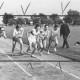 ARH Slg. Bartling 1946, Fünf Leichtathleten beim Start zum 800 m-Lauf beim Sportfest auf dem TSV-Sportplatz, Blick vom Außenrand, Neustadt a. Rbge.