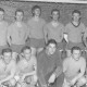 Stadtarchiv Neustadt a. Rbge., ARH Slg. Bartling 1955, Gruppenporträt der 10-köpfigen Handballmannschaft vor einem Tor, anläßlich der Erringung eines Wanderpokals (?), Neustadt am Rübenberge