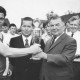 Stadtarchiv Neustadt a. Rbge., ARH Slg. Bartling 1971, Überreichung eines neuen Wanderpokals an den Spielführer des FC Wacker Hilmar Krieter durch Adolf Wassmann sen. und jun., im Hintergrund zahlreiche Zuschauer, Neustadt a. Rbge.