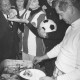 ARH Slg. Bartling 1986, Gruppe von Fußballfreunden beim Essenfassen  (l.: 1. Vorsitzender des FC Wacker Erich Rudolph